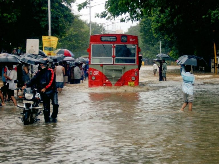 Violentissima tempesta di sabbia e piogge intense stanno determinando gravissimi disagi alla popolazione: ci sono decine di morti e feriti in India