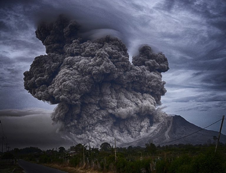 Il pericoloso vulcano è tornato ad eruttare poco fa: paura tra la popolazione – VIDEO dell’esplosione del Krakatoa in Indonesia