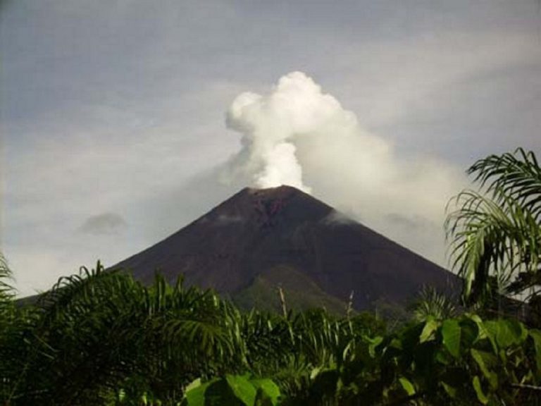 Violenta eruzione del vulcano in corso: panico tra gli abitanti – VIDEO dell’Ulawun che è esploso in Papua Nuova Guinea