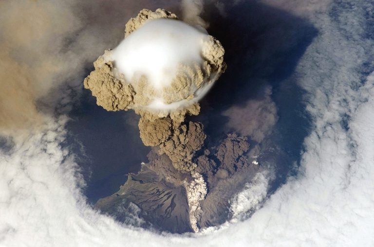 Il vulcano Raikoke si è risvegliato dopo quasi un secolo: il VIDEO della violenta eruzione