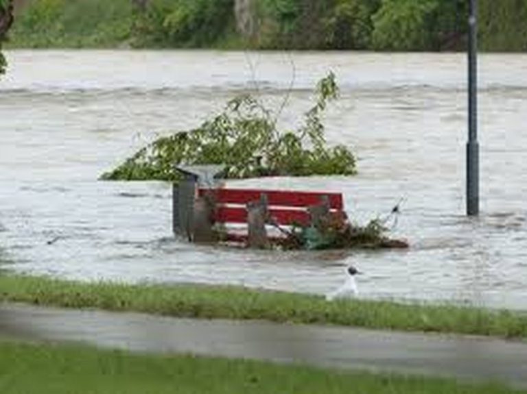 Gravissime inondazioni in corso: ci sono salvataggi in extremis e intere città sott’acqua. Situazione difficile in Scozia Gravissime inondazioni in corso: ci sono salvataggi in extremis e intere città sott’acqua. Situazione difficile in Scozia