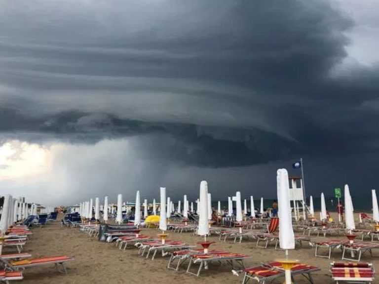 Violenti temporali pronti a colpire molte regioni italiane dopo il caldo eccezionale. Possibili grandinate, ecco dove e quando