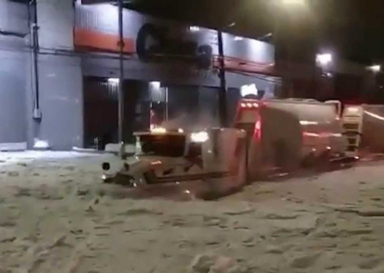 Violenta grandinata seppellisce le strade in Messico: il tir fatica ad avanzare – VIDEO Violenta grandinata seppellisce le strade in Messico: il tir fatica ad avanzare – VIDEO