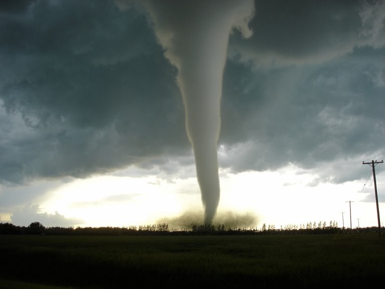 Impressionante tornado si abbatte sulle pianure del South Dakota: tetti delle case divelti – VIDEO