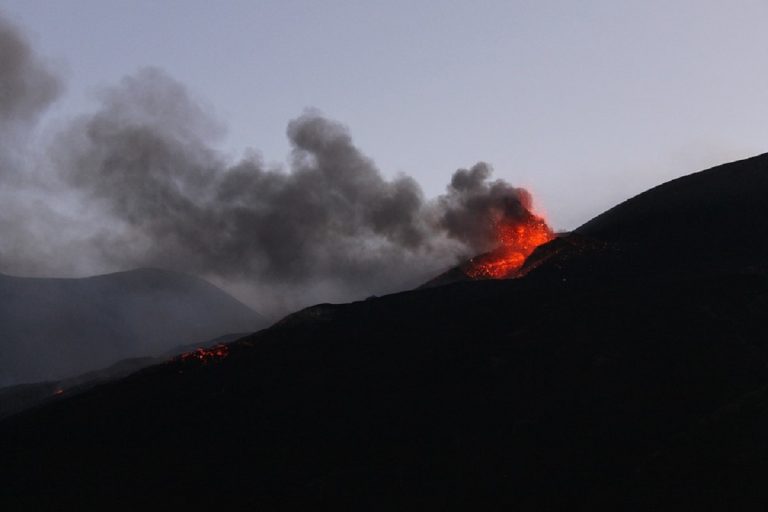 Esplosione dell’Etna in corso: colonna di cenere si sta levando in cielo – DIRETTA e VIDEO