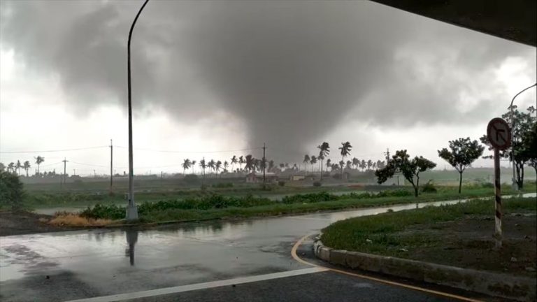 Impressionante e rarissimo tornado devasta abitazioni e automobili. Ci sono feriti, video di quanto accaduto a Taiwan