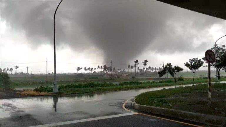Impressionante e rarissimo tornado devasta abitazioni e automobili. Ci sono feriti, video di quanto accaduto a Taiwan Impressionante e rarissimo tornado devasta abitazioni e automobili. Ci sono feriti, video di quanto accaduto a Taiwan