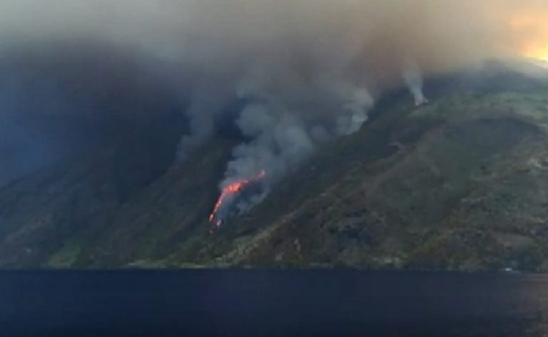 Lo Stromboli adesso fa paura: registrato piccolo tsunami e il vulcano è instabile, le dichiarazioni dell’Ingv