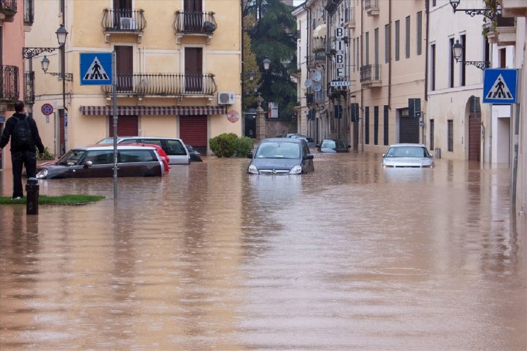 Terribile nubifragio in corso al centro Italia: allagamenti e macchine sommerse – DIRETTA e VIDEO di quanto sta accadendo ad Ancona