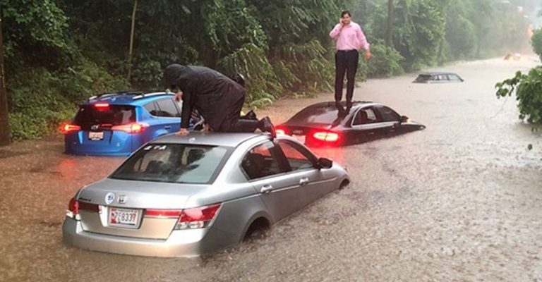 Piogge alluvionali stanno determinando danni gravissimi: automobilisti sommersi da acqua e fango, salvataggi in extremis negli USA
