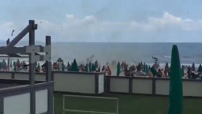 Intensa tromba marina colpisce le coste della Campania: persone in fuga, volano sdraio e ombrelloni. Ci sono feriti