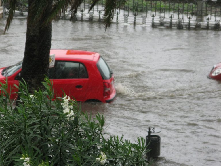 Nubifragio in corso al sud Italia: spiagge distrutte e impressionanti cascate d’acqua – DIRETTA