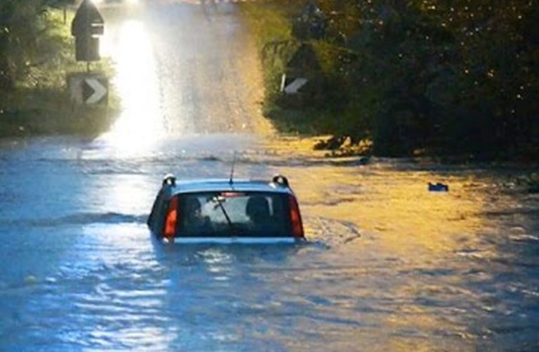 Nubifragio lampo poco fa: fiumi di fango trascinano auto in mare. Nuove grandinate pronte a colpire molte regioni, ecco le città interessate Nubifragio lampo poco fa: fiumi di fango trascinano auto in mare. Nuove grandinate pronte a colpire molte regioni, ecco le città interessate