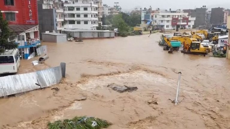 Maltempo: inondazioni e fiumi di acqua e fango stanno causando decine di morti, feriti, dispersi. Ci sono persone in fuga dalle abitazioni. Foto dal Nepal