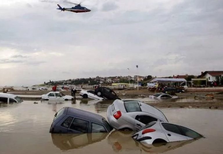 Alluvioni e fiumi di fango stanno devastando abitazioni e città: automobili sommerse e persone disperse. Salvataggi in corso in Turchia. Video
