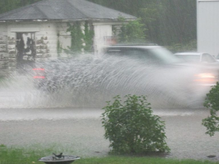 Alluvione lampo: ci sono case completamente sommerse, vittime e dispersi. Foto impressionanti giungono dalle coste del Mar Nero Alluvione lampo: ci sono case completamente sommerse, vittime e dispersi. Foto impressionanti giungono dalle coste del Mar Nero