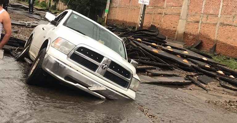 Alluvione lampo poco fa: fiumi di acqua e fango travolgono persone e automobili. Gravissimi i danni, video dal Messico Alluvione lampo poco fa: fiumi di acqua e fango travolgono persone e automobili. Gravissimi i danni, video dal Messico