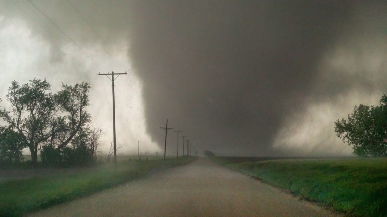 Violento tornado sta distruggendo automobili e abitazioni: ci sono gravissimi danni. Il video che mostra quanto successo in Massachusetts