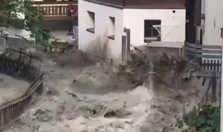 Alluvione lampo senza pioggia: cede il ghiacciaio, fiumi di acqua e fango invadono la famosa e bellissima località montana. Video da Zermatt, in Svizzera Alluvione lampo senza pioggia: cede il ghiacciaio, fiumi di acqua e fango invadono la famosa e bellissima località montana. Video da Zermatt, in Svizzera
