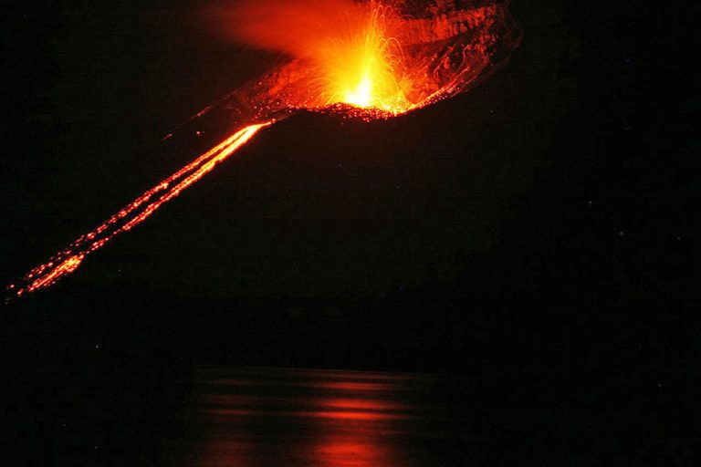 Intensa eruzione del vulcano in corso: gente in fuga e imponente colonna di cenere. VIDEO e DIRETTA di quanto sta avvenendo in Indonesia