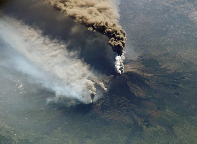 Etna, nuova eruzione in corso: sul vulcano si è aperta un’altra bocca eruttiva – VIDEO