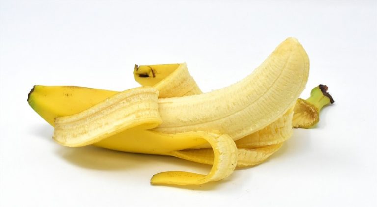 Perchè buttare la buccia di banana? Può essere molto utile per la tua salute: ecco cosa puoi fare