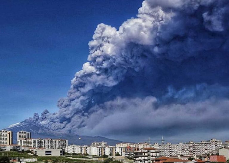 Etna, registrate nuove esplosioni con emissioni di cenere: gli aggiornamenti dell’Ingv
