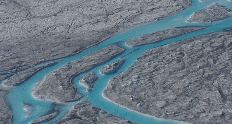 Groenlandia: fiumi impetuosi di acqua scorrono tra i ghiacciai. Temperature troppo alte determinano scioglimento a tempi di record. Le immagini impressionanti