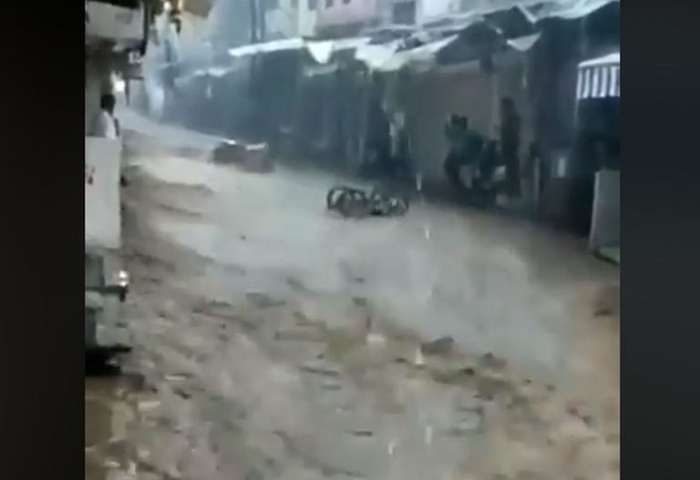 Alluvioni lampo, fiumi di acqua e fango stanno travolgendo strade e abitazioni: ci sono vittime ed evacuazioni. Situazione critica nel Rajasthan, in India Alluvioni lampo, fiumi di acqua e fango stanno travolgendo strade e abitazioni: ci sono vittime ed evacuazioni. Situazione critica nel Rajasthan, in India