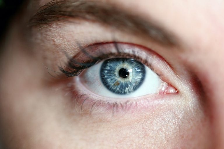 Tumore all’occhio: questi sintomi silenziosi devono subito allarmarti. Scopri come riconoscerlo