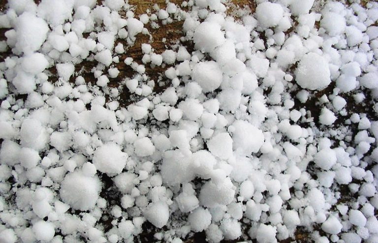 Violentissima tempesta di grandine distrugge macchine e danneggia numerose abitazioni: chicchi grandi come palle da tennis colpiscono il Minnesota. Il video
