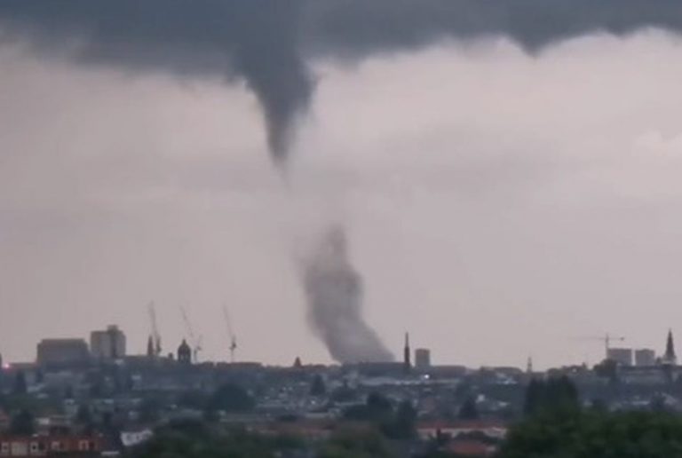 Raro tornado colpisce Amsterdam: momenti di panico e gravi danni. Il video in diretta Raro tornado colpisce Amsterdam: momenti di panico e gravi danni. Il video in diretta