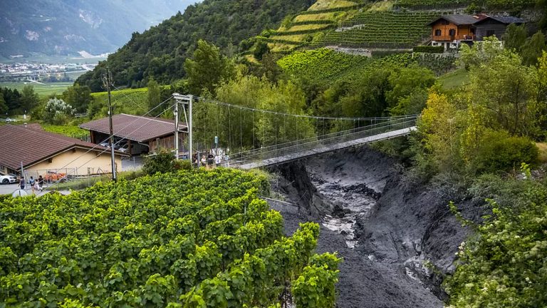Alluvione lampo poco fa: fiume di fango e detriti travolge automobili e persone. Ci sono dispersi e soccorritori in azione a Chamoson Alluvione lampo poco fa: fiume di fango e detriti travolge automobili e persone. Ci sono dispersi e soccorritori in azione a Chamoson