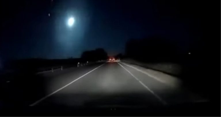 Enorme meteorite avvistato dalla popolazione: intenso bagliore illumina i cieli italiani. Paura e stupore in Sardegna – VIDEO