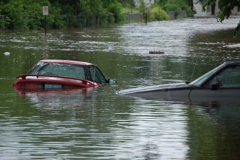 Inondazioni e alluvione lampo poco fa: ci sono crolli, abitazioni distrutte e dispersi. Soccorritori in azione in questo momento, video dall’India Inondazioni e alluvione lampo poco fa: ci sono crolli, abitazioni distrutte e dispersi. Soccorritori in azione in questo momento, video dall’India