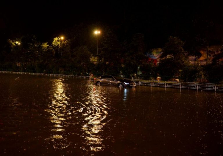 Inondazioni improvvise sommergono strade e abitazioni: ci sono intere zone isolate, vittime ed evacuazioni corso. Situazione critica in Cina. Video