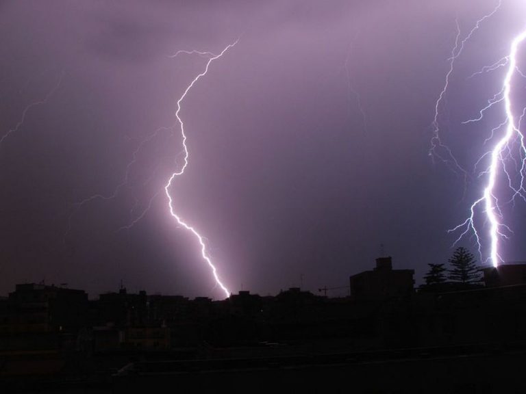 MALTEMPO – Domani ancora TEMPORALI sulla dorsale appenninica, la Protezione Civile dirama ALLERTA METEO, ecco le città interessate