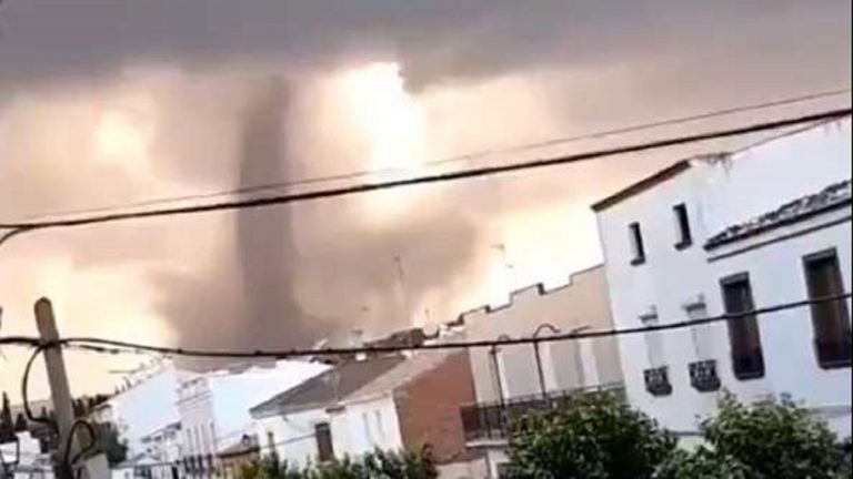 Raro tornado si abbatte vicino alle abitazioni: ci sono gravi danni – DIRETTA e VIDEO di quanto è accaduto in Spagna