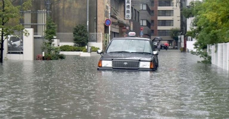 Maltempo, piogge alluvionali e frane stanno sommergendo strade e abitazioni. Evacuazione di massa, il video dal Giappone Maltempo, piogge alluvionali e frane stanno sommergendo strade e abitazioni. Evacuazione di massa, il video dal Giappone