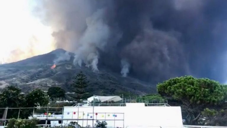 Vulcano Stromboli: nuova esplosione poco fa, intensa attività in atto. Le immagini impressionanti