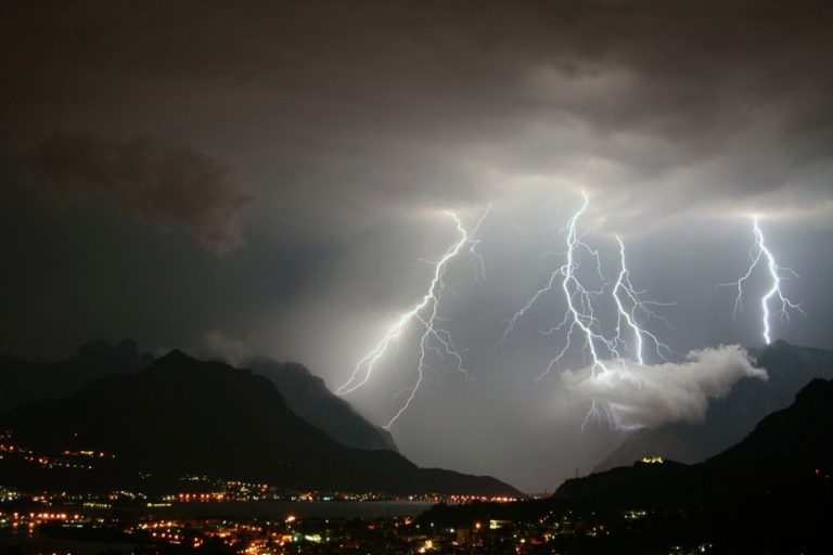 MALTEMPO – Tornano i TEMPORALI domani in ITALIA, la Protezione Civile dirama ALLERTA METEO, ecco le città interessate