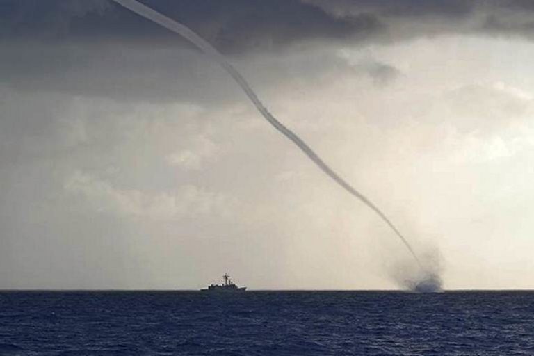 Enorme tromba marina vicino alla famosa spiaggia: panico tra i bagnanti – DIRETTA e VIDEO di quanto è accaduto a Formentera
