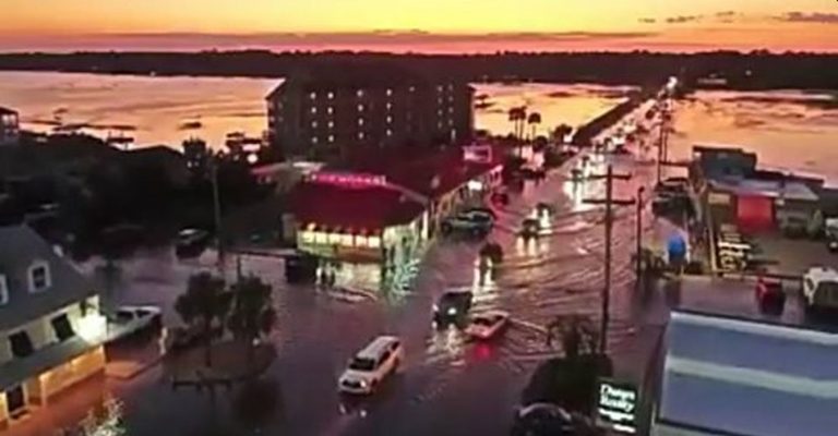 Le alte maree stanno provocando inondazioni di strade e abitazioni: fiumi di acqua e disagi, il video di quanto sta avvenendo a Garden City (USA)