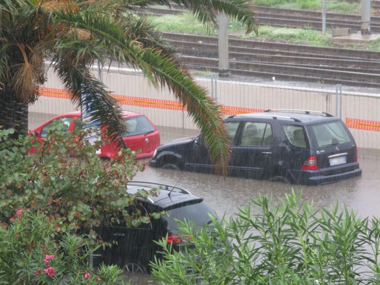 Maltempo – Pesante nubifragio provoca disagi e allagamenti. Strade sommerse da fiumi di fango e detriti. Ecco l’evoluzione delle prossime ore. Foto di quanto accaduto in Calabria Maltempo – Pesante nubifragio provoca disagi e allagamenti. Strade sommerse da fiumi di fango e detriti. Ecco l’evoluzione delle prossime ore. Foto di quanto accaduto in Calabria