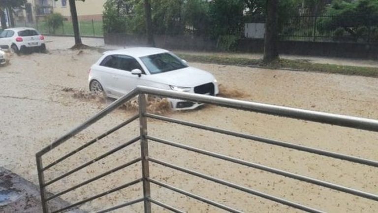 MALTEMPO –  Pesante nubifragio poco fa: grandine e fiumi di fango travolgono strade e automobili. Prossime ora ad alto rischio in Piemonte, ecco le zone colpite