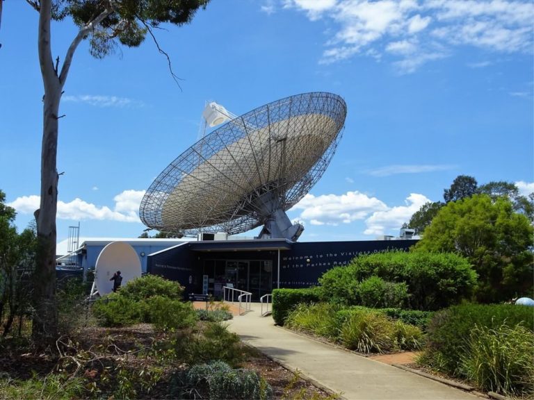 Il radiotelescopio gigante in Cina ha appena rilevato segnali ripetuti dallo spazio