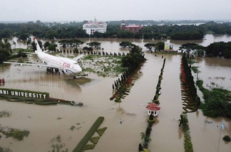 E’ la peggiore inondazione degli ultimi anni: acqua e fango invadono abitazioni e sommergono strade. Ci sono vittime ed evacuazioni, foto dalla Thailandia E’ la peggiore inondazione degli ultimi anni: acqua e fango invadono abitazioni e sommergono strade. Ci sono vittime ed evacuazioni, foto dalla Thailandia