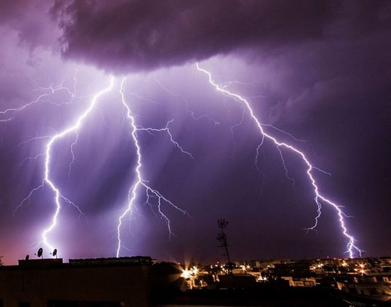 Tempesta di fulmini: il cielo si sta illuminando a giorno. L’incredibile potenza della natura in questo spettacolare video che arriva dalla Spagna