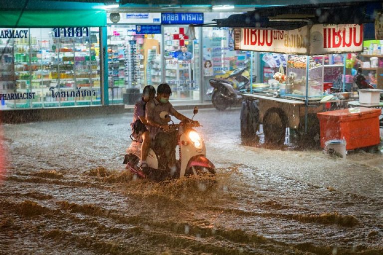 Alluvioni stanno devastando tutto: fiumi di acqua e fango travolgono auto e abitazioni. Ci sono morti – VIDEO di quanto sta accadendo in Thailandia