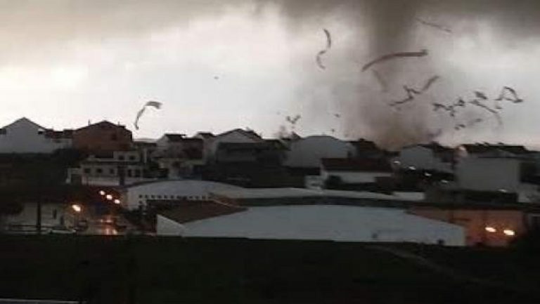 Tornado si abbatte sulle abitazioni: ci sono gravi danni. Intera città devastata – VIDEO di quanto è accaduto in Spagna